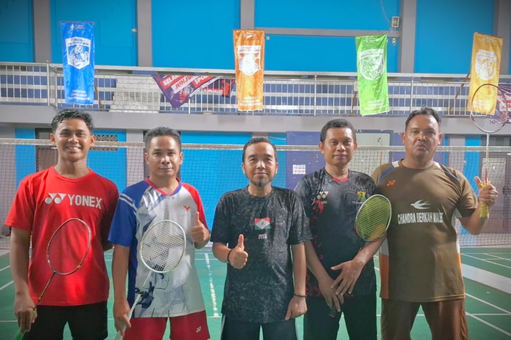 Kepala Kantor Kemenhaj Balangan Rahmadi, S.Pd.I., M.M. (tengah) saat bersiap berlaga (Foto:Tim PB UIN Antasari)