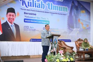 Kuliah Umum Wamenlu RI Anis Matta, Lc. saat memberikan materi (Foto:Humas/Jamal Ripani)