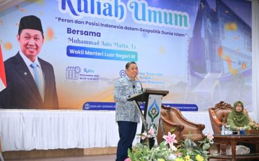 Kuliah Umum Wamenlu RI Anis Matta, Lc. saat memberikan materi (Foto:Humas/Jamal Ripani)