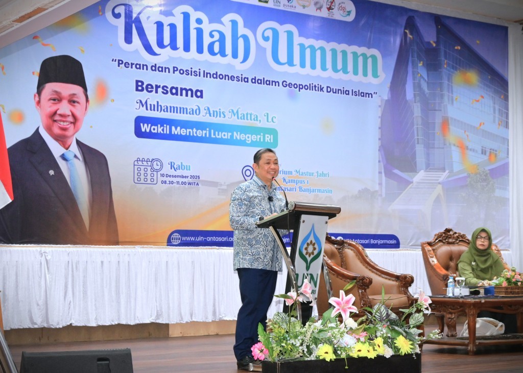 Kuliah Umum Wamenlu RI Anis Matta, Lc. saat memberikan materi (Foto:Humas/Jamal Ripani)