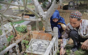 Makam Rektor Drs. H. Muhammad Asy'ari, M.A. di Banjarbaru (Foto:Humas/Haitami)