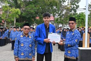 Muhammad Husien Haykal saat menyerahkan donasi Sumatra (Foto:Humas/Jamal Ripani)