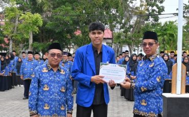 Muhammad Husien Haykal saat menyerahkan donasi Sumatra (Foto:Humas/Jamal Ripani)