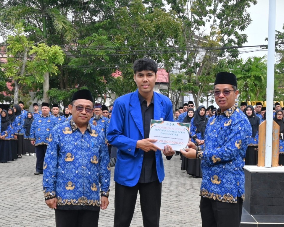 Muhammad Husien Haykal saat menyerahkan donasi Sumatra (Foto:Humas/Jamal Ripani)