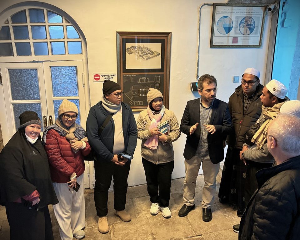 Para dosen mendengarkan penjelasan manager perpustakaan Ahmed Said Kutgul.