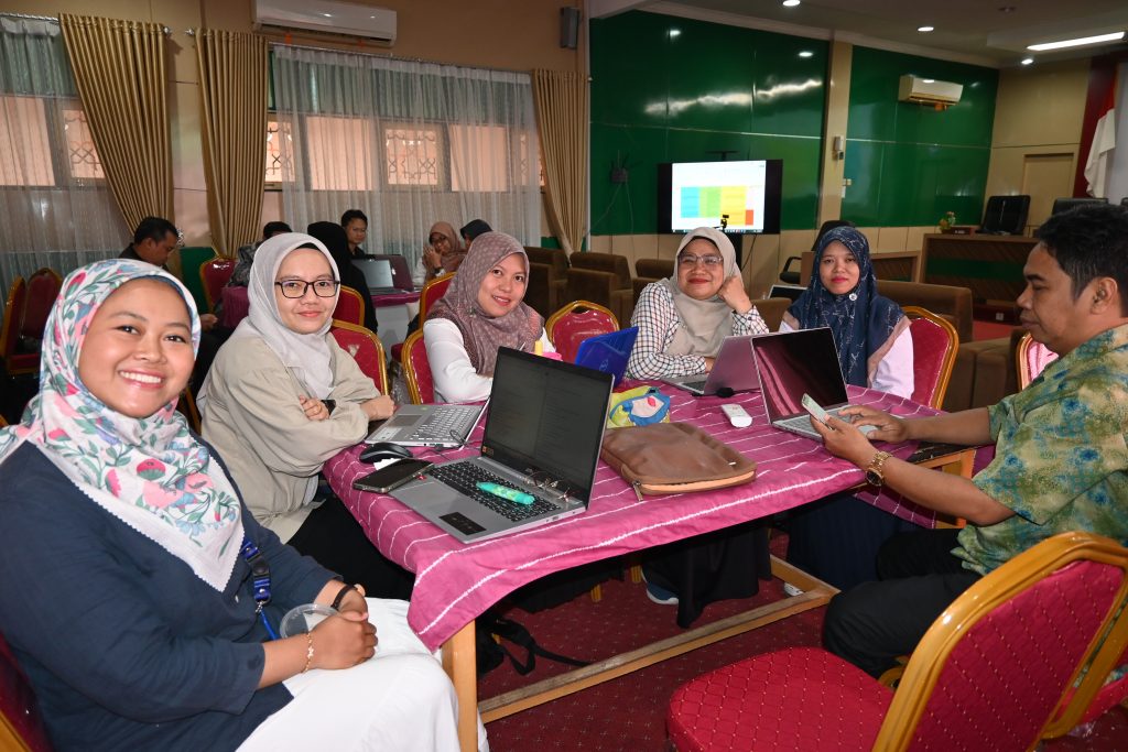 Para dosen saat cerita mengikuti rangkaian pelatihan (Foto:Humas/Jamal Ripani)