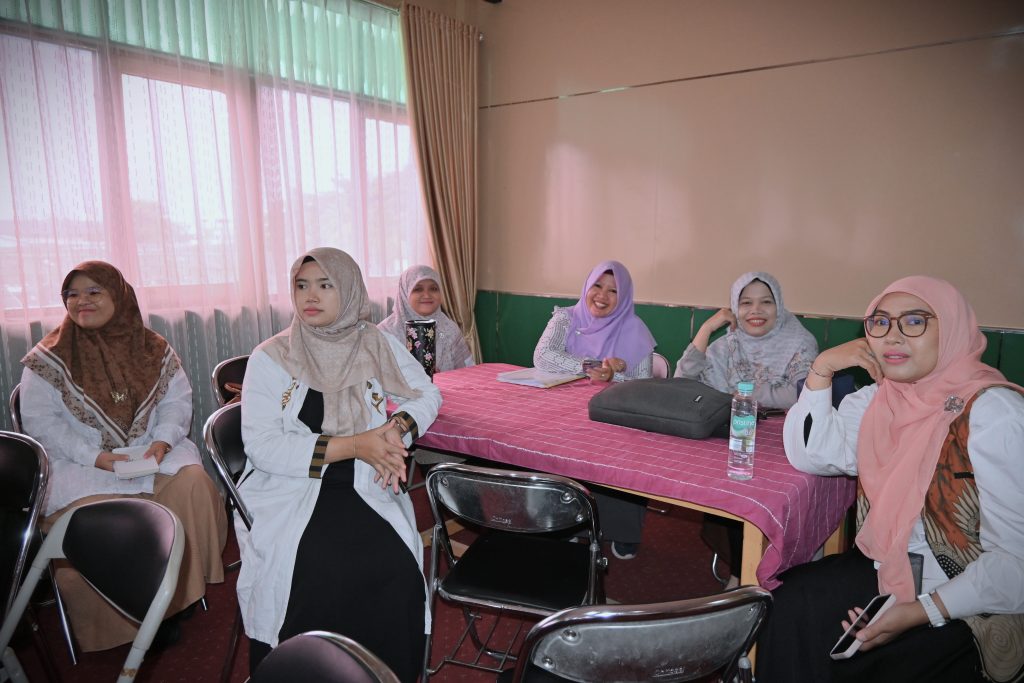 Para dosen saat menyimak materi (Foto:Humas/Jamal Ripani)