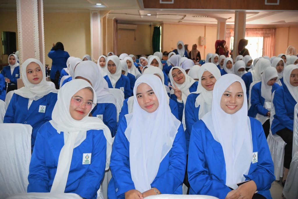 Para mahasiswi saat bersiap mengikuti acara (Foto:Humas/Jamal Ripani)