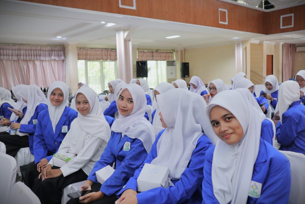 Para mahasiswi saat ceria mengikuti acara (Foto:Humas/Rudy Hr)