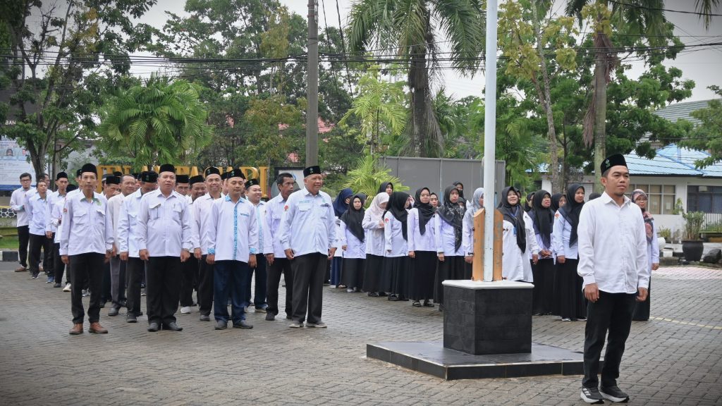Para pegawai saat bersiap mengikuti apel (Foto:Humas/Jamal Ripani)