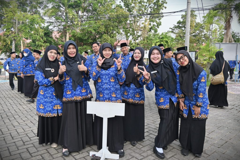 Para pegawai saat ceria bersiap mengikuti apel (Foto:Humas/Jamal Ripani)