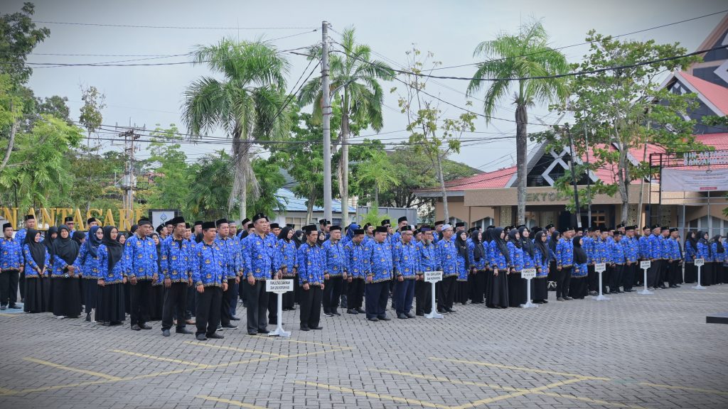 Para pegawai saat mengikuti apel (Foto:Humas/Jamal Ripani)