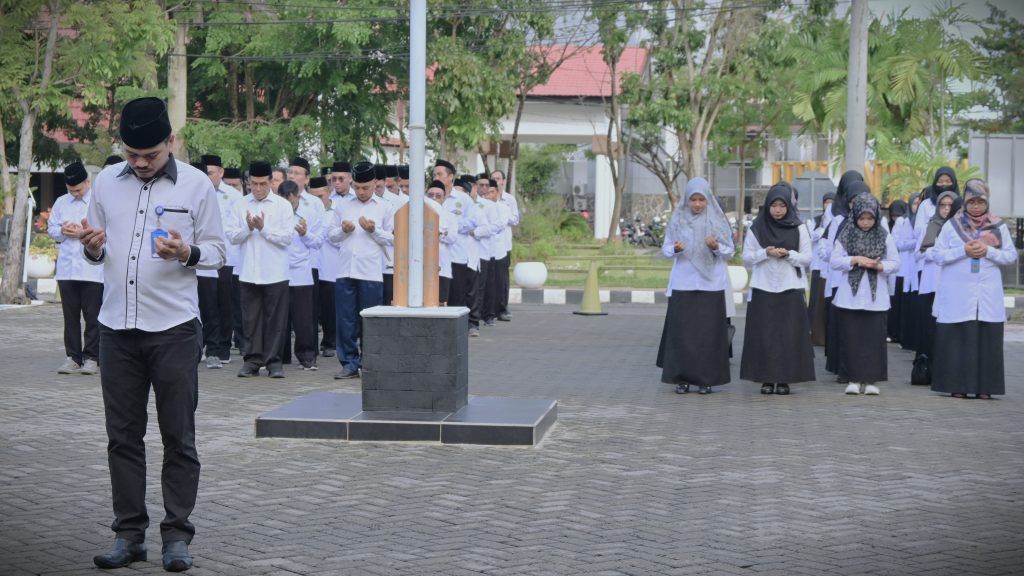 Para peserta apel saat khusyuk berdoa (Foto:Humas/Jamal Ripani)