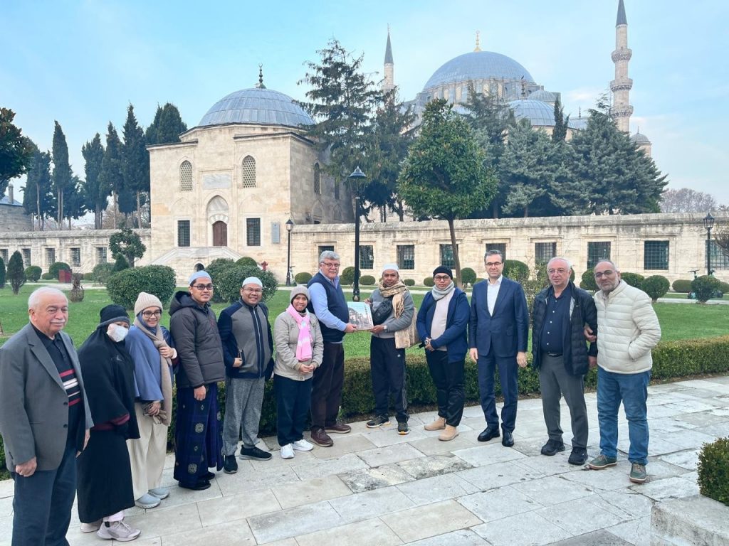 Pemberian hadiah buku Masjid Sulaymaniye kepada UIN Antasari Banjarmasin.