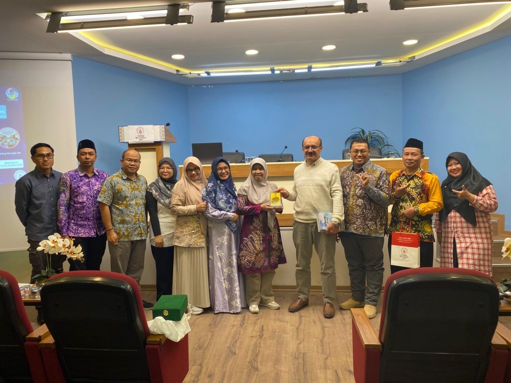 Pemberian kenang-kenangan berupa plakat UIN Antasari Banjarmasin dan Buku Ensiklopedia Ulama Banjar Berbahasa Arab dan Inggris.