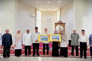 Penyerahan beasiswa di penutupan mahad.