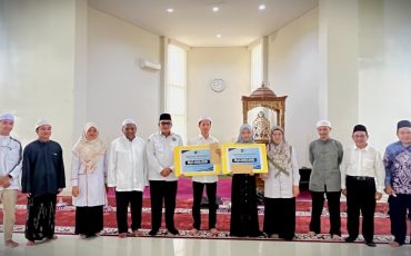 Penyerahan beasiswa di penutupan mahad.