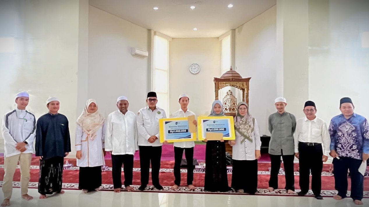 Penyerahan beasiswa di penutupan mahad.