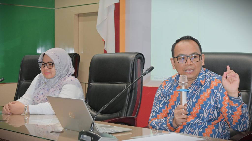 Prof. Dr. Budiyono Saputro, M.Pd. saat memaparkan materi (Foto:Humas/Jamal Ripani)