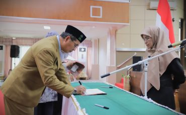 Prof. Dr. H. Akhmad Sagir, M.Ag. saat menandatangani Pakta Integritas (Foto:Humas/Haitami)