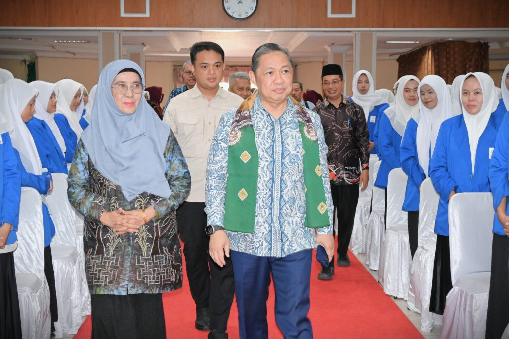 Prof. Dr. Hj. Nida Mufidah, M.Pd. saat mendampingi Wamenlu RI (Foto:Humas/Jamal Ripani)