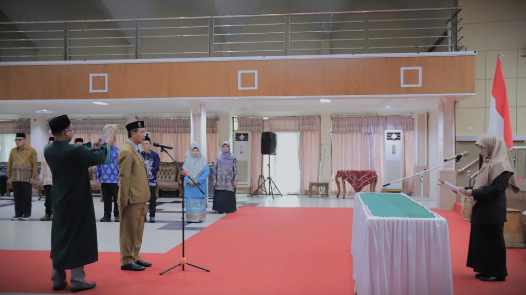 Proses pelantikan Prof. Dr. H. Akhmad Sagir, M.Ag.