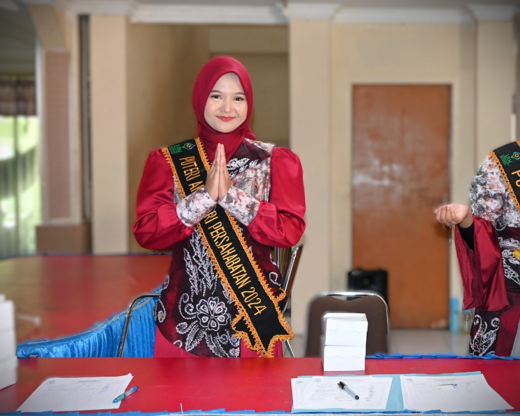 Putri Antasari saat membantu pelayanan registrasi (Foto:Humas/Jamal Ripani)