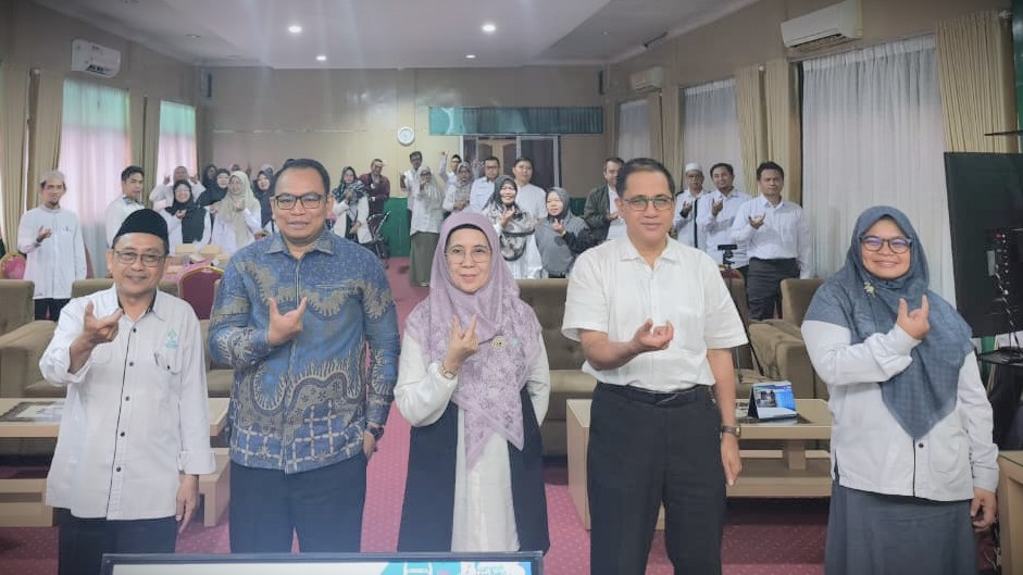 Rektor Prof. Dr. Hj. Nida Mufidah, M.Pd. (tengah) saat berfoto bersama usai pembukaan (Foto:Tim LPM)