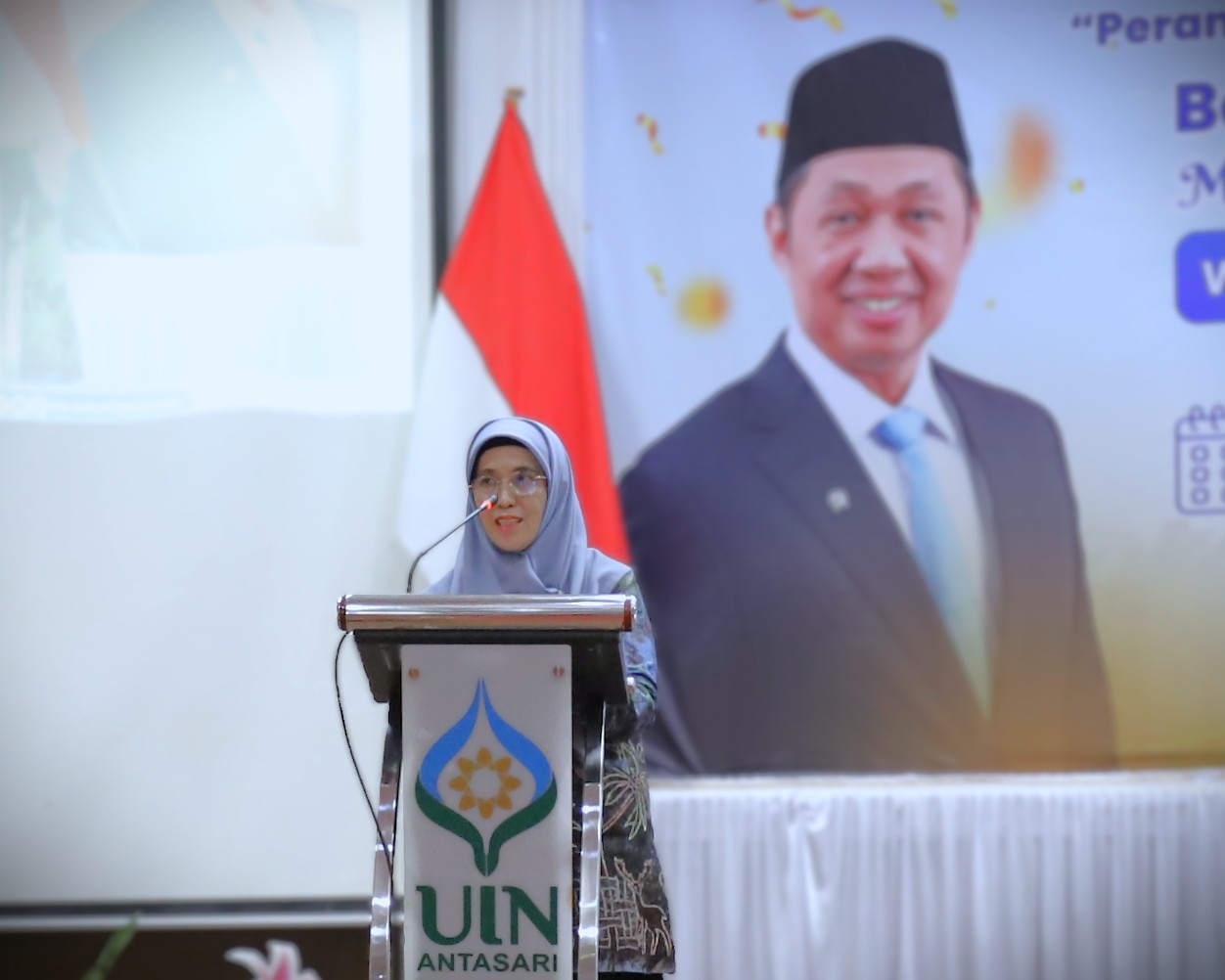 Rektor UIN Antasari Prof. Dr. Hj. Nida Mufidah, M.Pd. saat memberikan sambutan (Foto:Humas/Baiti Rahmi)