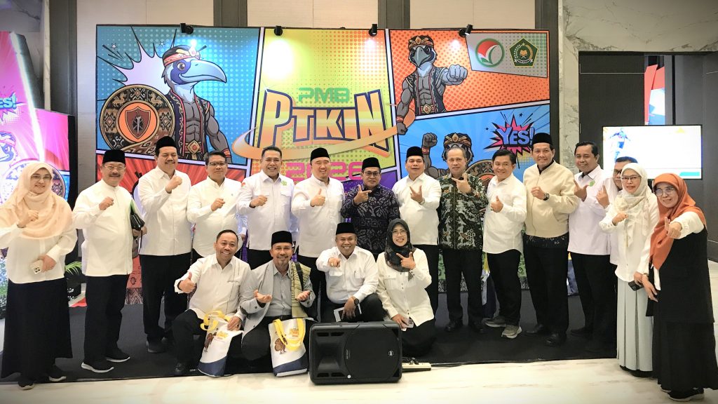 Rektor UIN Antasari saat berfoto bersama usai kegiatan.