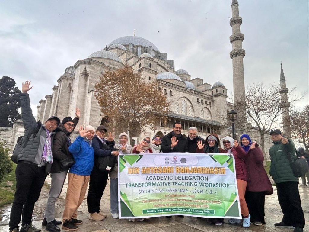 Saat mengunjungi Makam Sultan Sulaiman Al-Qanuni dan Masjid Sulaymaniye, dipandu oleh Shazad Karim dan Dr. Salim.