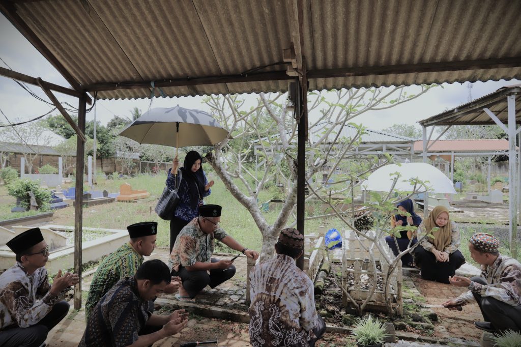 Suasana setelah rumput-rumput makam dibersihkan (Foto:Humas/Haitami)