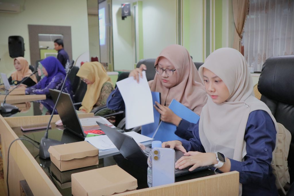 Tim dari LAMDIK saat melakukan monitoring dan evaluasi (Foto:Humas/Rudy Hermawan)