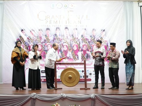Momen pemukulan gong menandakan pembukaan acara secara resmi oleh Kepala Unit Pengembangan Kewirausahaan dan Karir (UPKK) Dr. Taufik Hidayat, M.Kes., Psikolog. (Dokumentasi Humas Rahmi Hartati)