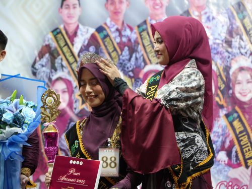 Momen Crowning mahkota bergilir Puteri Antasari 2025 (Dokumentasi Humas Rahmi Hartati)