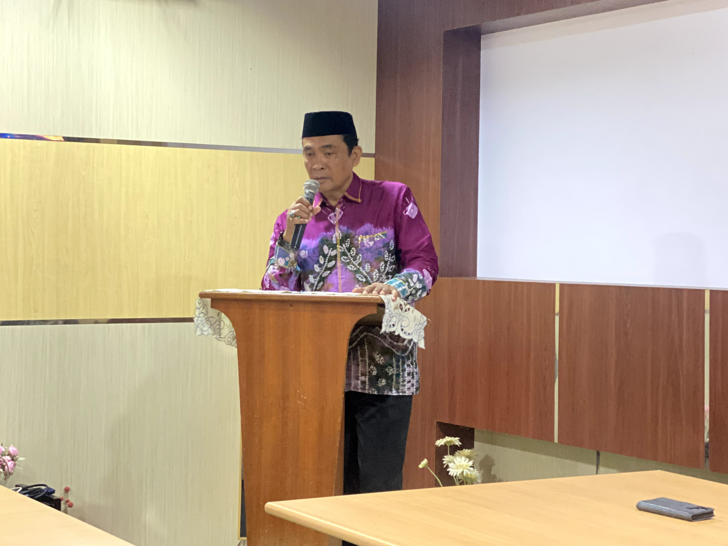 Koordinator Pusat Kajian Moderasi Beragama, Syaipul Hadi, S.IP., MA., menyampaikan laporan kegiatan . (Foto:Humas)