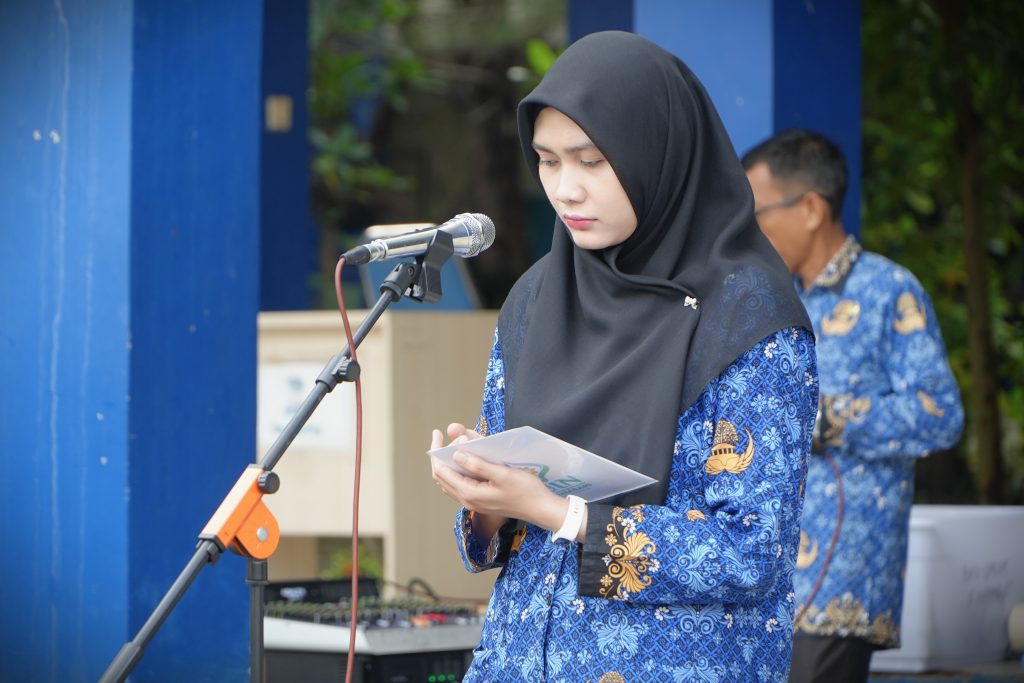 Adinda Afifah Anwar, S.Pd., M.Li. saat bertugas menjadi pembawa acara (Foto:Humas/Haitami)