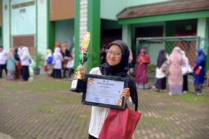 Anis Luthfiani usai menerima penghargaan (Sumber Foto:Tim FDIK) Anis Luthfiani usai menerima penghargaan (Sumber Foto:Tim FDIK)