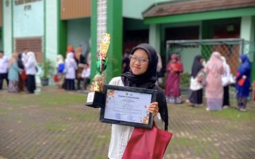 Anis Luthfiani usai menerima penghargaan (Sumber Foto:Tim FDIK)