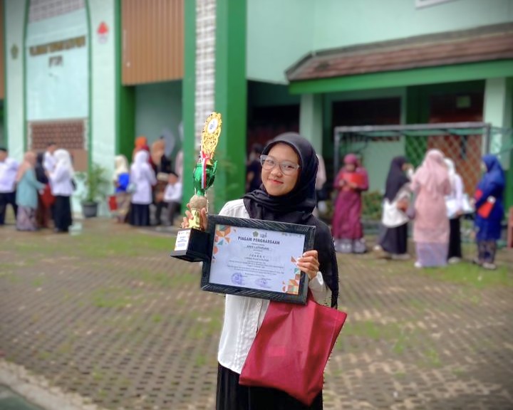 Anis Luthfiani usai menerima penghargaan (Sumber Foto:Tim FDIK)