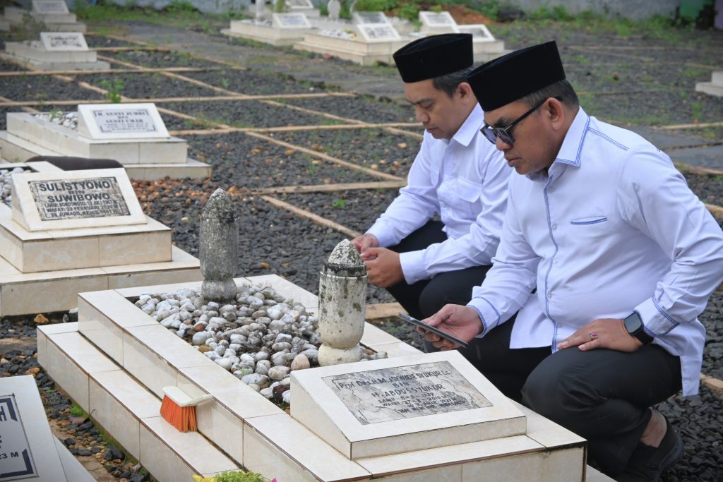Dr. H. Zaki Mubarak, M.Si., M.Fin. dan Dr. H. Zainal Ilmi, M.Pd.I. saat ziarah ke makam Prof. Drs. K.H. Asywadie, Syukur, Lc. (Foto:Humas)