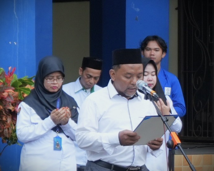 Dr. Hairul Hudaya, M.Ag. saat memimpin pembacaan doa (Foto:Humas)