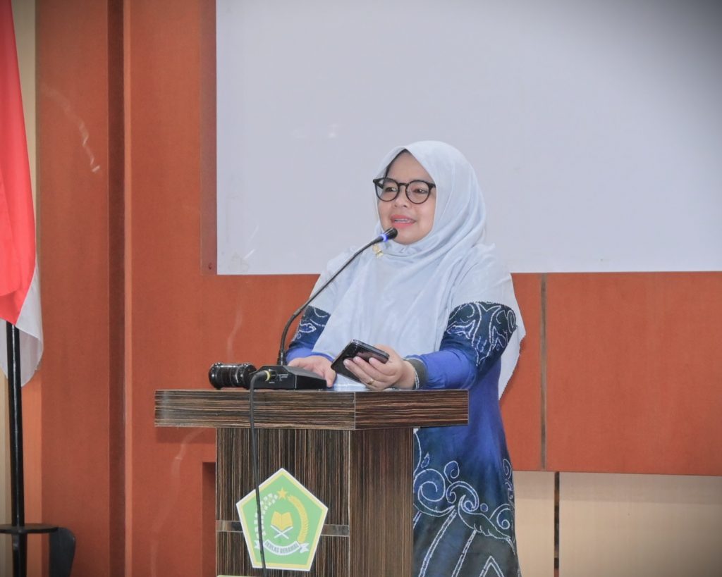 Dr. Ridha Darmawaty, M.Pd. saat menyampaikan laporan (Foto:Humas/Jamal Ripani)