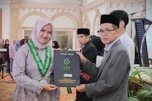 Drs. H. Murdan, M.Ag. saat menyerahkan sertifikat pendidik (Foto:Humas/Jamal Ripani) Drs. H. Murdan, M.Ag. saat menyerahkan sertifikat pendidik (Foto:Humas/Jamal Ripani)