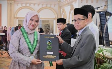 Drs. H. Murdan, M.Ag. saat menyerahkan sertifikat pendidik (Foto:Humas/Jamal Ripani)