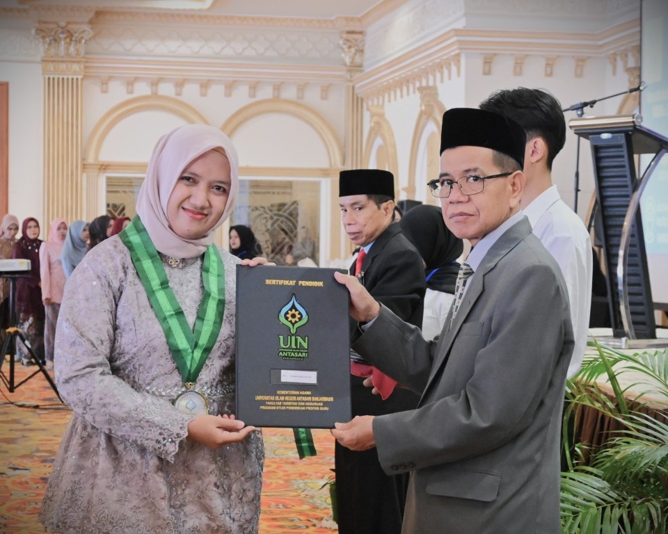 Drs. H. Murdan, M.Ag. saat menyerahkan sertifikat pendidik (Foto:Humas/Jamal Ripani)