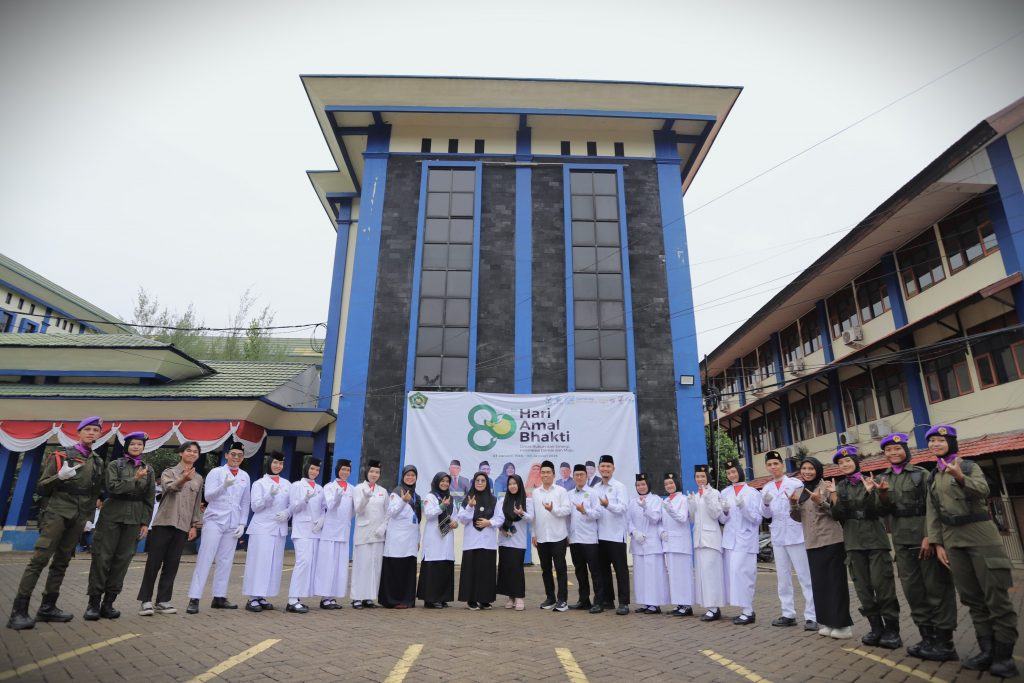 Foto bersama Rektor dengan para petugas upacara (Foto:Humas)