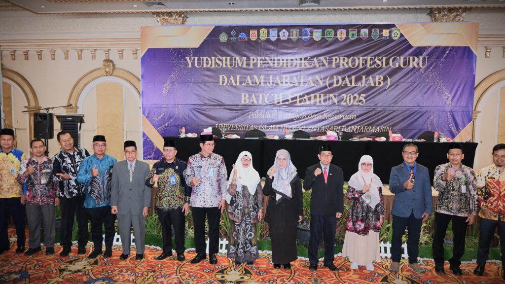 Rektor saat berfoto bersama dengan para mitra kerja (Foto:Humas/Jamal Ripani)