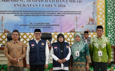 Foto bersama usai pemasangan rompi sebagai simbolis penutupan acara (Foto:Humas/Haitami)