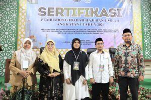 Foto bersama usai pengalungan tanda peserta (Foto:Humas/Haitami)
